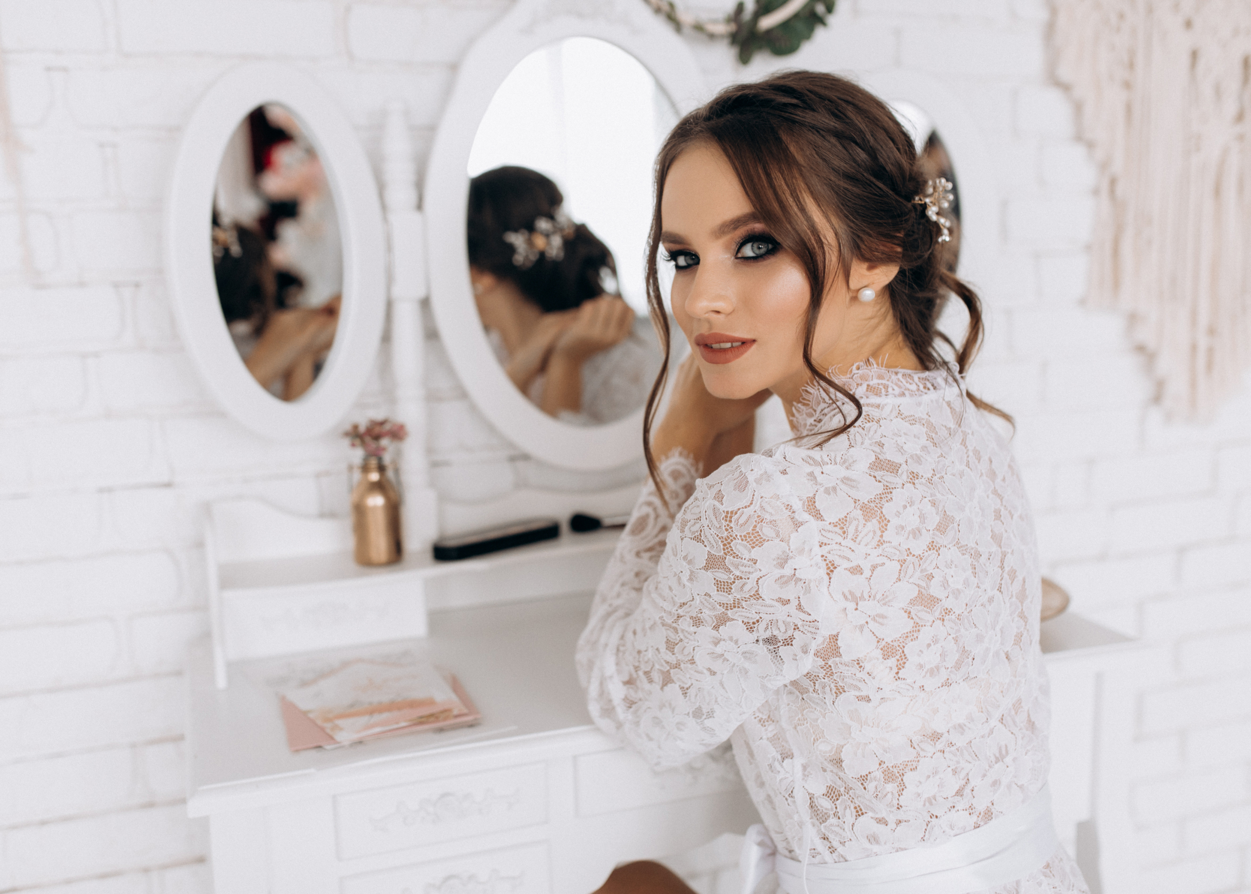 Sposa di spalle allo specchio